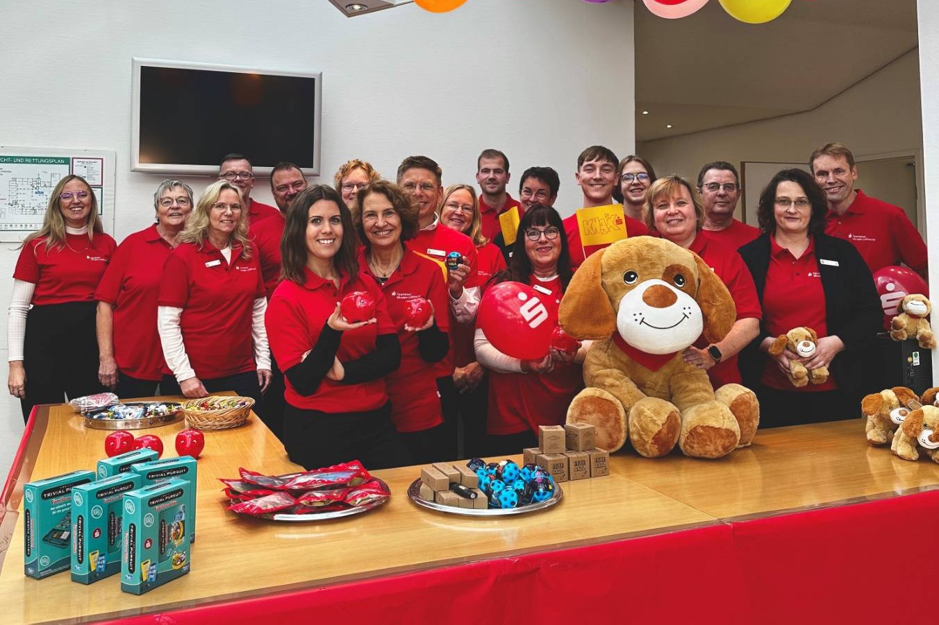 Das Team der Gesch&auml;ftsstelle in Espelkamp in 2025. Auch beim diesj&auml;hrigen Weltspartag ist gute Laune vorprogrammiert. Foto: Sparkasse Minden-L&uuml;bbecke