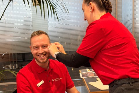 Mitgefangen mitgehangen: Nicht nur die kleinen Besucher werden geschminkt &ndash; auch der Leiter der Mindener Hauptgesch&auml;ftsstelle Nico Schmidt macht mit. Foto: Sparkasse Minden-L&uuml;bbecke