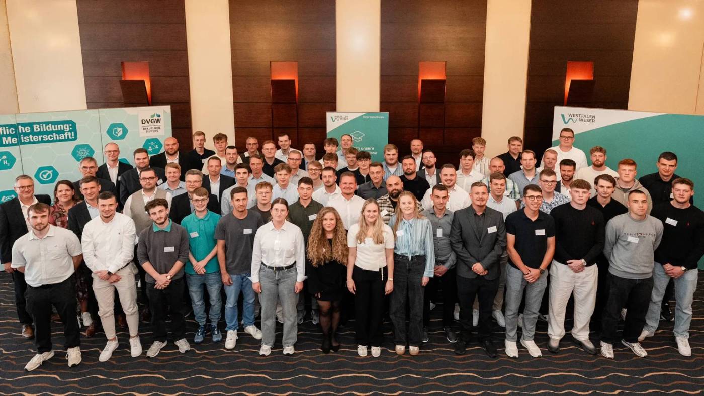 Die 70 Absolventinnen und Absolventen aus Ausbildung, dualem Studium und beruflicher H&ouml;herqualifizierung trafen sich zur gemeinsamem Abschlussveranstaltung des kommunalen Energieunternehmens Westfalen Weser. Foto: Westfalen Weser